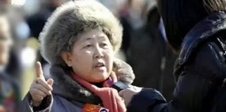 42歲創業,68歲坐擁70億,開600萬豪車,政府送8888牌照